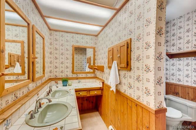 501 Peakview Road Boulder, CO 80302 - Photo 14 of 40 a bathroom with a sink a mirror a bathtub and window