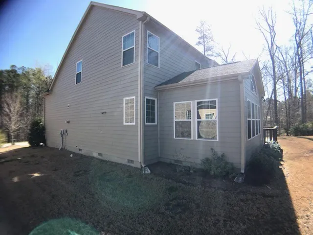 a view of backyard of the house