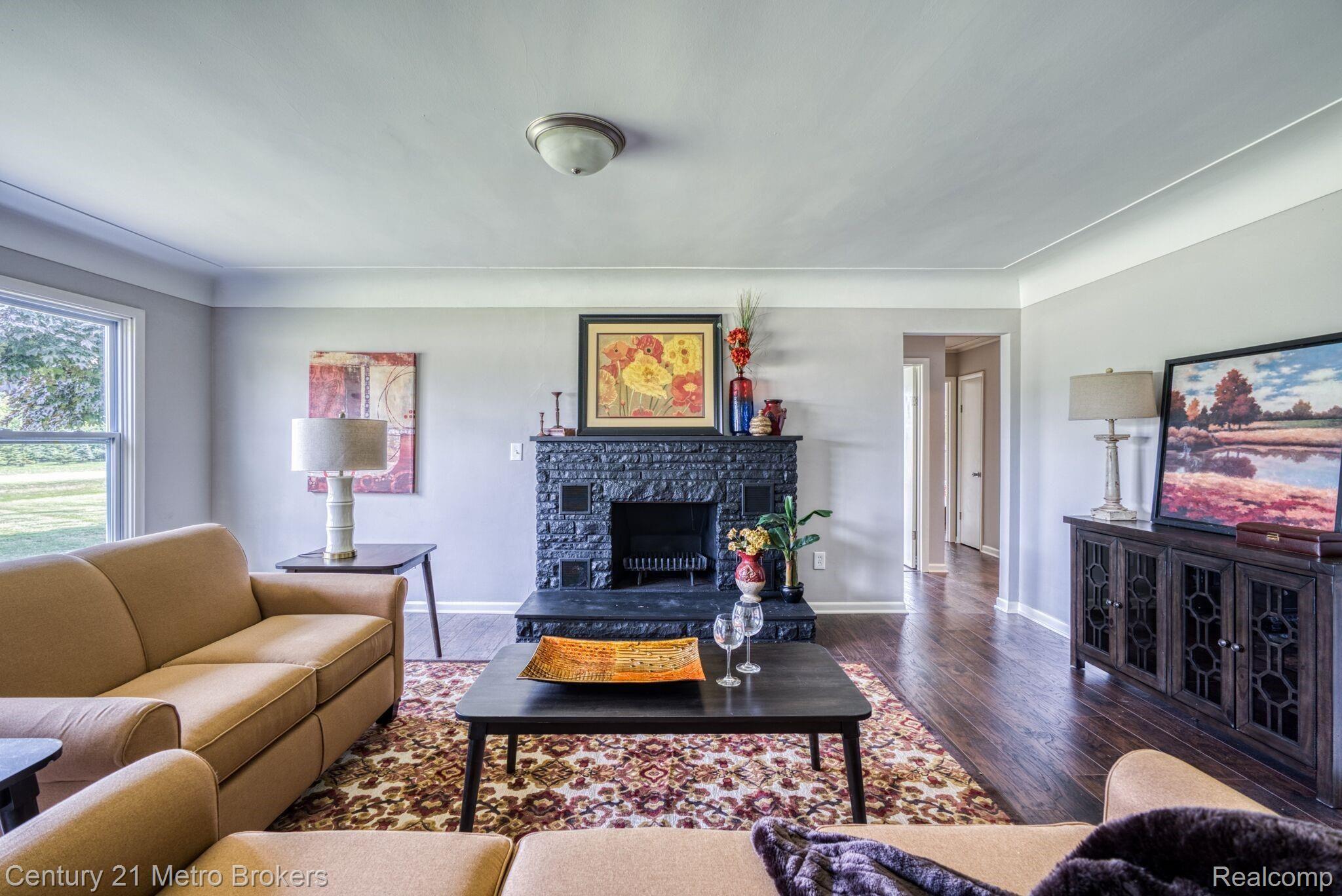 5012 Torrey Road Flint, MI 48507 - Photo 3 of 28 9aRXjmZY.jpeg