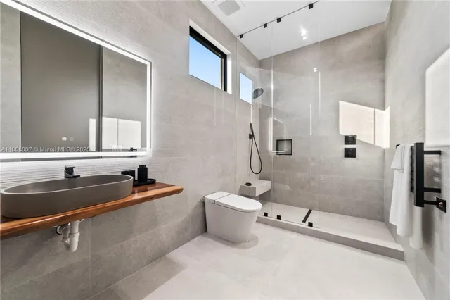 $8,990,000 | 493 Holiday Drive, Hallandale Beach, FL 33009