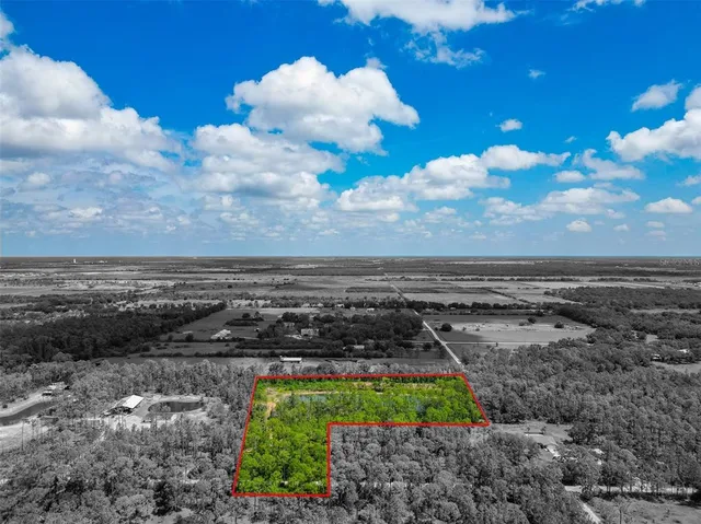 a view of a pathway both side of building