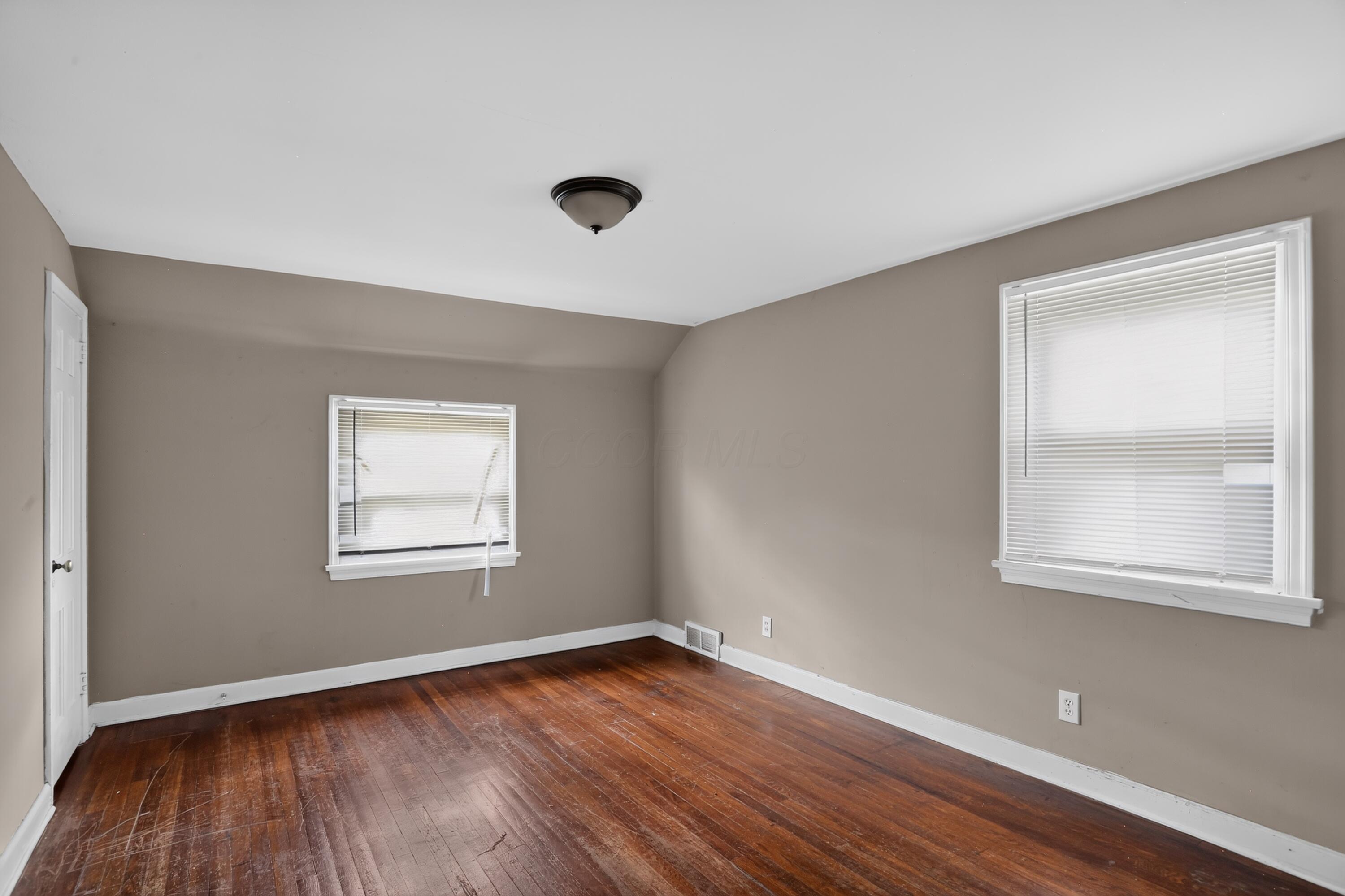 208 South James Road Columbus, OH 43213 - Photo 14 of 18 15_208_S_James_Rd-Bedroom-7066