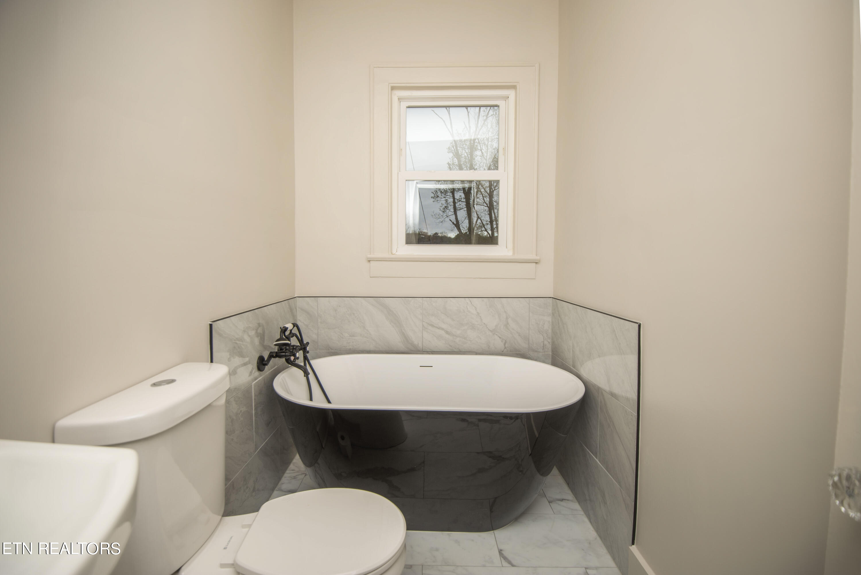 4708 Luttrell Road Knoxville, TN 37918 - Photo 24 of 40 second bath_1