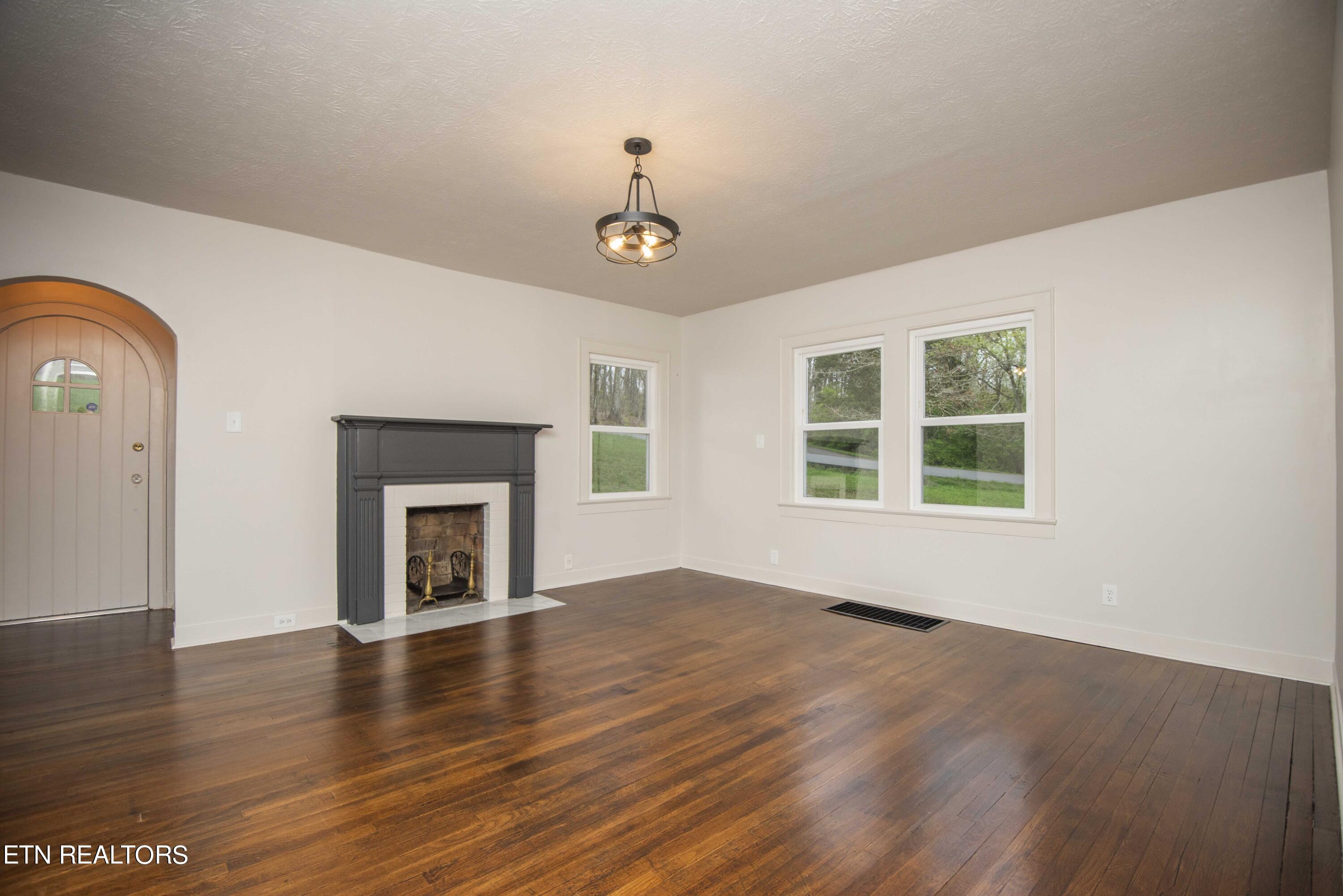 4708 Luttrell Road Knoxville, TN 37918 - Photo 6 of 40 living_1