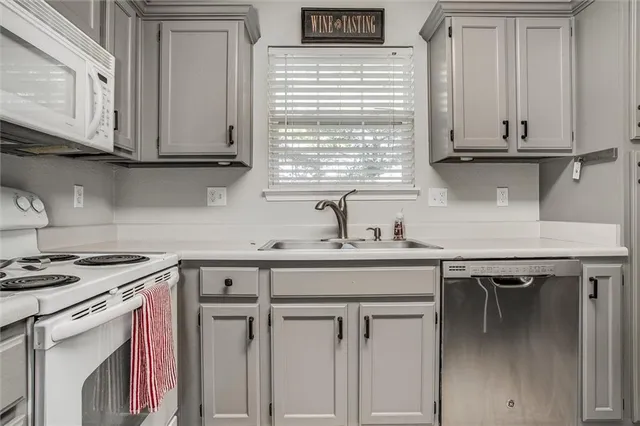 $200,000 | 1302 Southeast Broadway Court, Lee's Summit, MO 64081