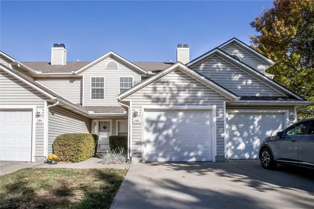 $200,000 | 1302 Southeast Broadway Court, Lee's Summit, MO 64081