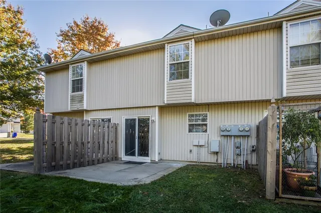 $200,000 | 1302 Southeast Broadway Court, Lee's Summit, MO 64081