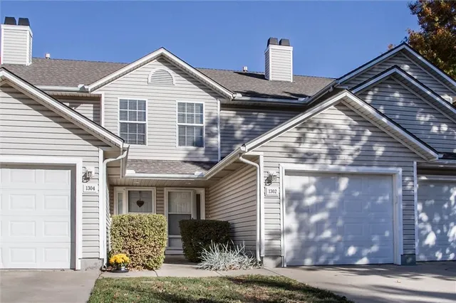 $200,000 | 1302 Southeast Broadway Court, Lee's Summit, MO 64081