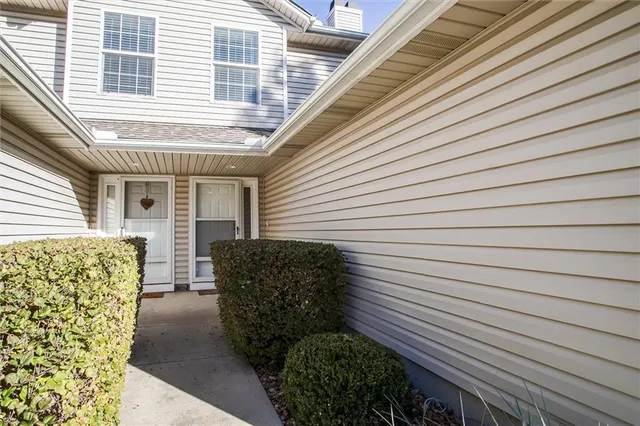 $200,000 | 1302 Southeast Broadway Court, Lee's Summit, MO 64081