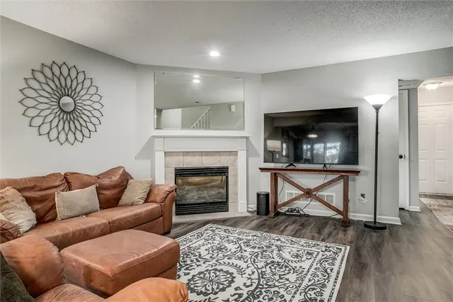 $200,000 | 1302 Southeast Broadway Court, Lee's Summit, MO 64081