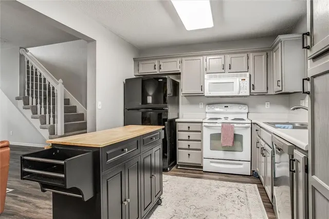 $200,000 | 1302 Southeast Broadway Court, Lee's Summit, MO 64081