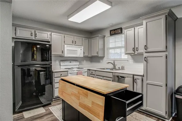 $200,000 | 1302 Southeast Broadway Court, Lee's Summit, MO 64081