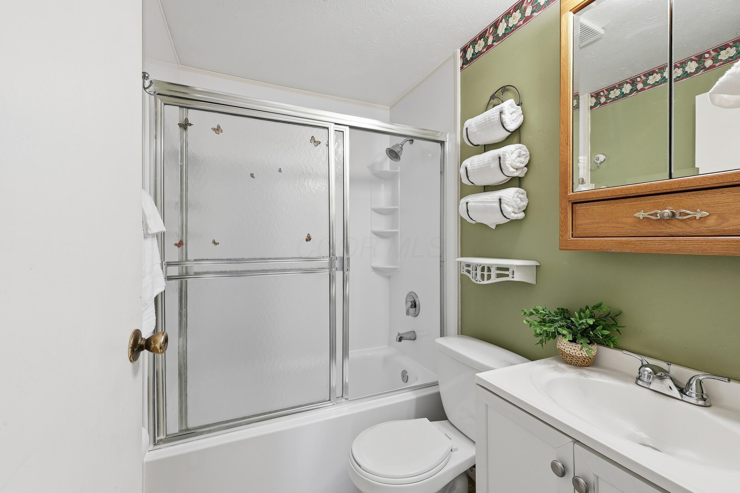 3691 Ferman Road Columbus, OH 43207 - Photo 9 of 36 Full bathroom with tub/shower combo.