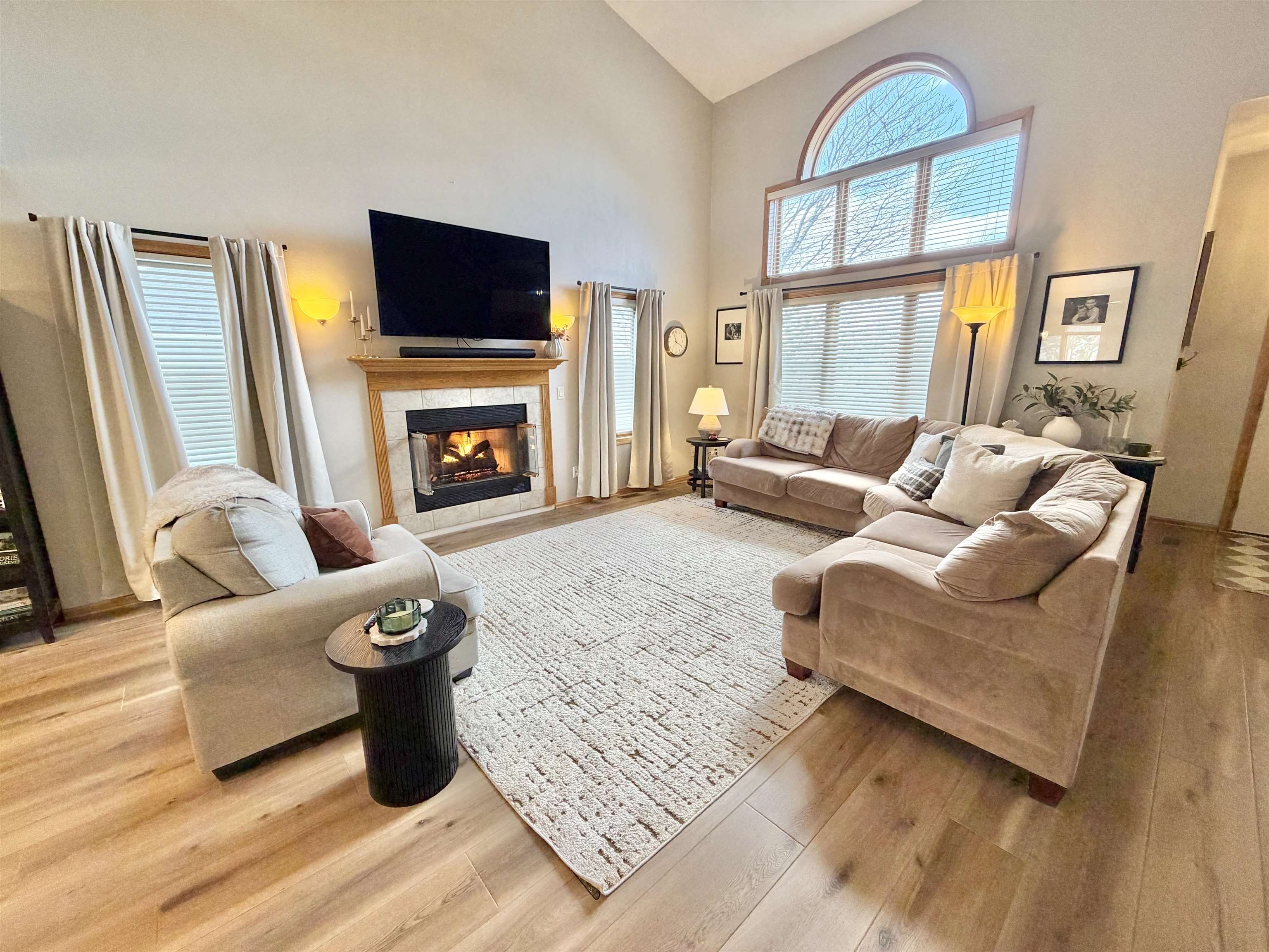 9102 River View Trail Roscoe, IL 61073 - Photo 4 of 40 a living room with furniture fireplace and a flat screen tv