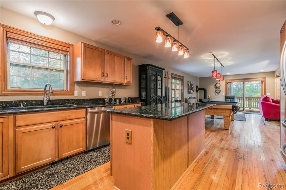 277 North Baldwin Road Oxford, MI 48371 - Photo 10 of 45 COUNTER SEATING