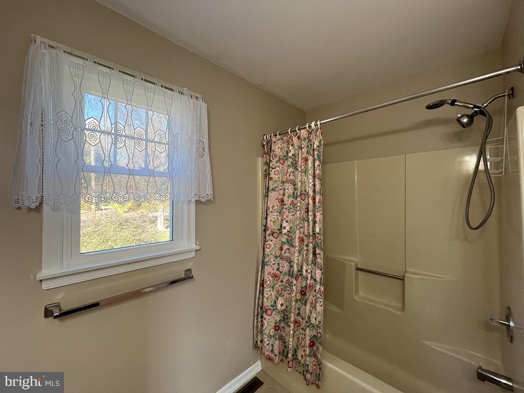 5 Slashpine Circle Hockessin, DE 19707 - Photo 14 of 22 Full shared 2nd upstairs bath