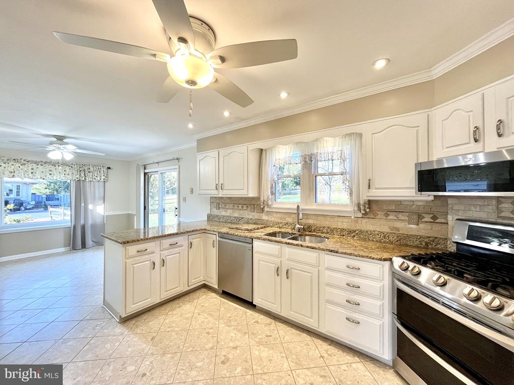 5 Slashpine Circle Hockessin, DE 19707 - Photo 5 of 22 Newer appliances and new sliding door to come