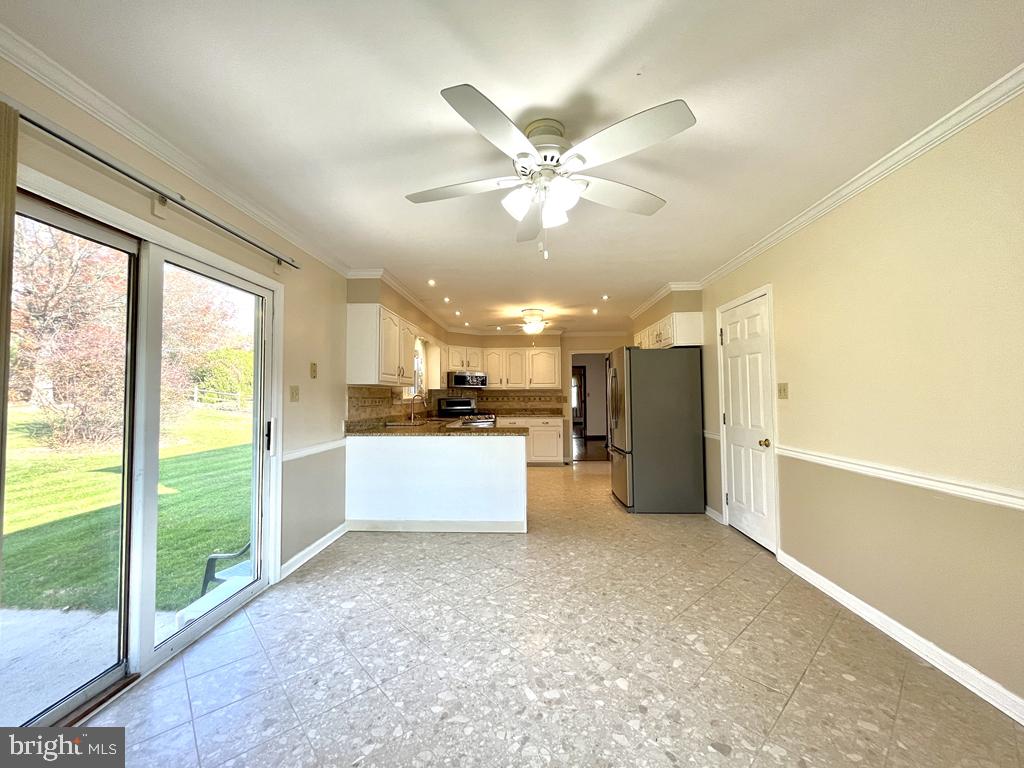 5 Slashpine Circle Hockessin, DE 19707 - Photo 6 of 22 Eat in kitchen area, lots of natural light.