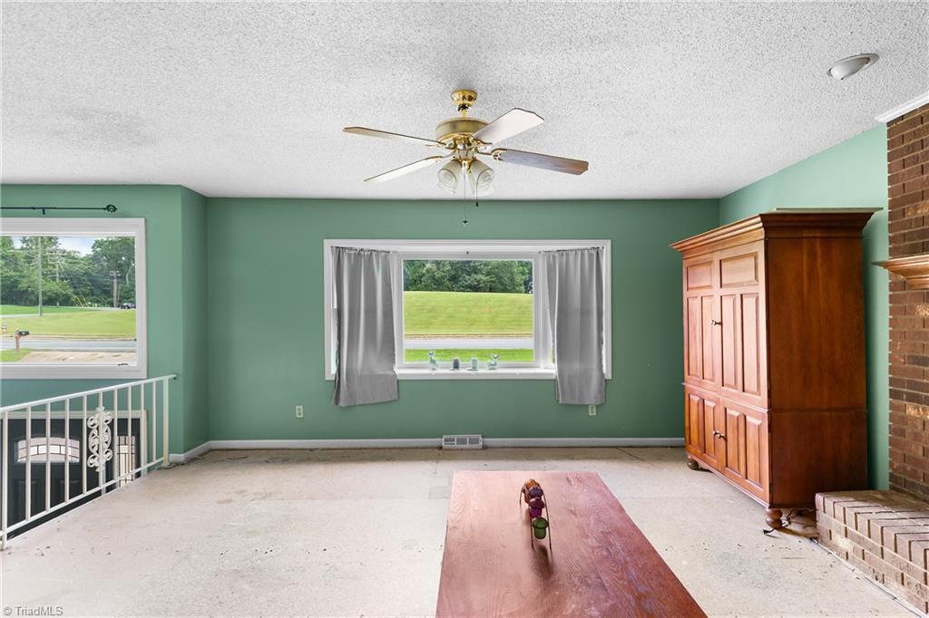 3170 Sides Road Winston-Salem, NC 27127 - Photo 8 of 47 Spacious living area