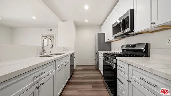 $1,995 | 7453 Haskell Avenue, Unit 9, Van Nuys, CA 91406