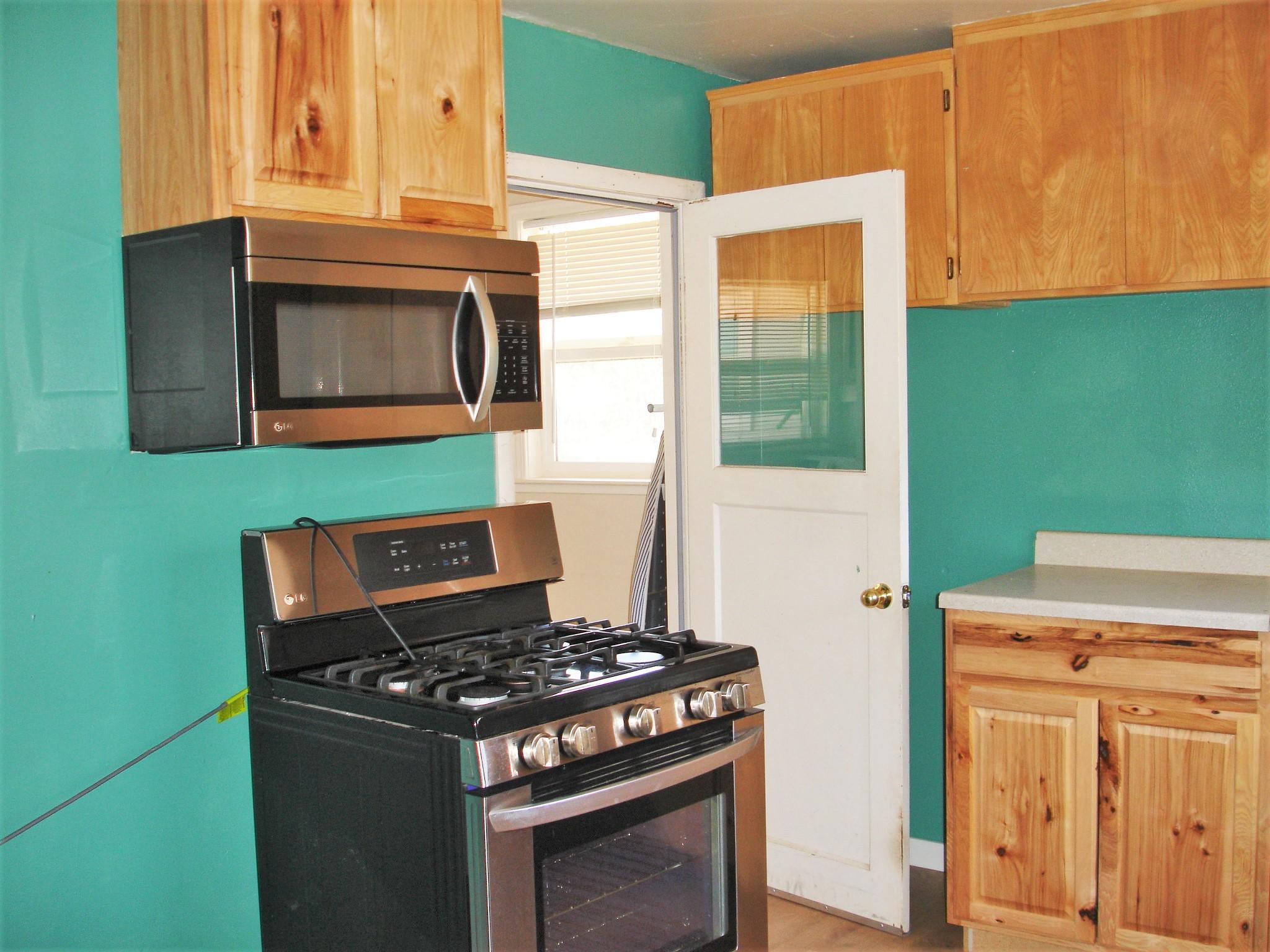1146 Echo Road Redding, CA 96002 - Photo 8 of 36 a stove top oven sitting inside of a kitchen