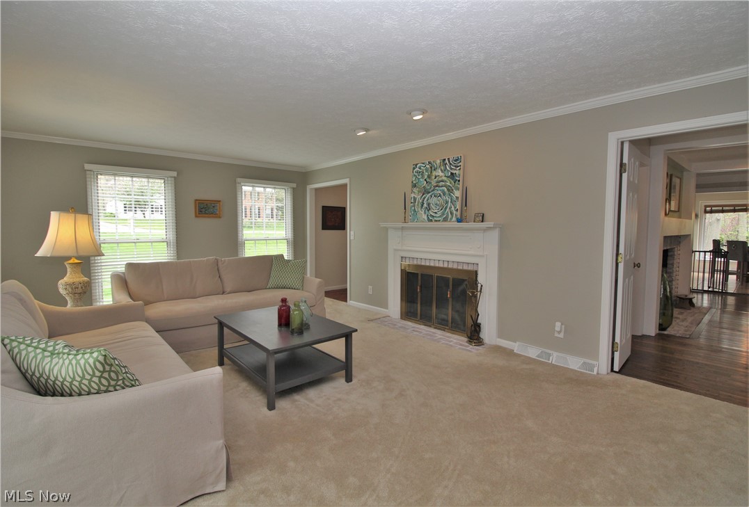 7225 Hayward Road Hudson, OH 44236 - Photo 6 of 31 Living Room