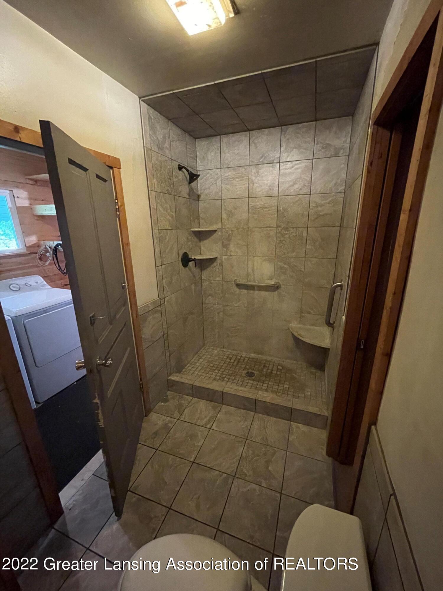 2318 West Jolly Road Lansing, MI 48911 - Photo 12 of 15 Bath
