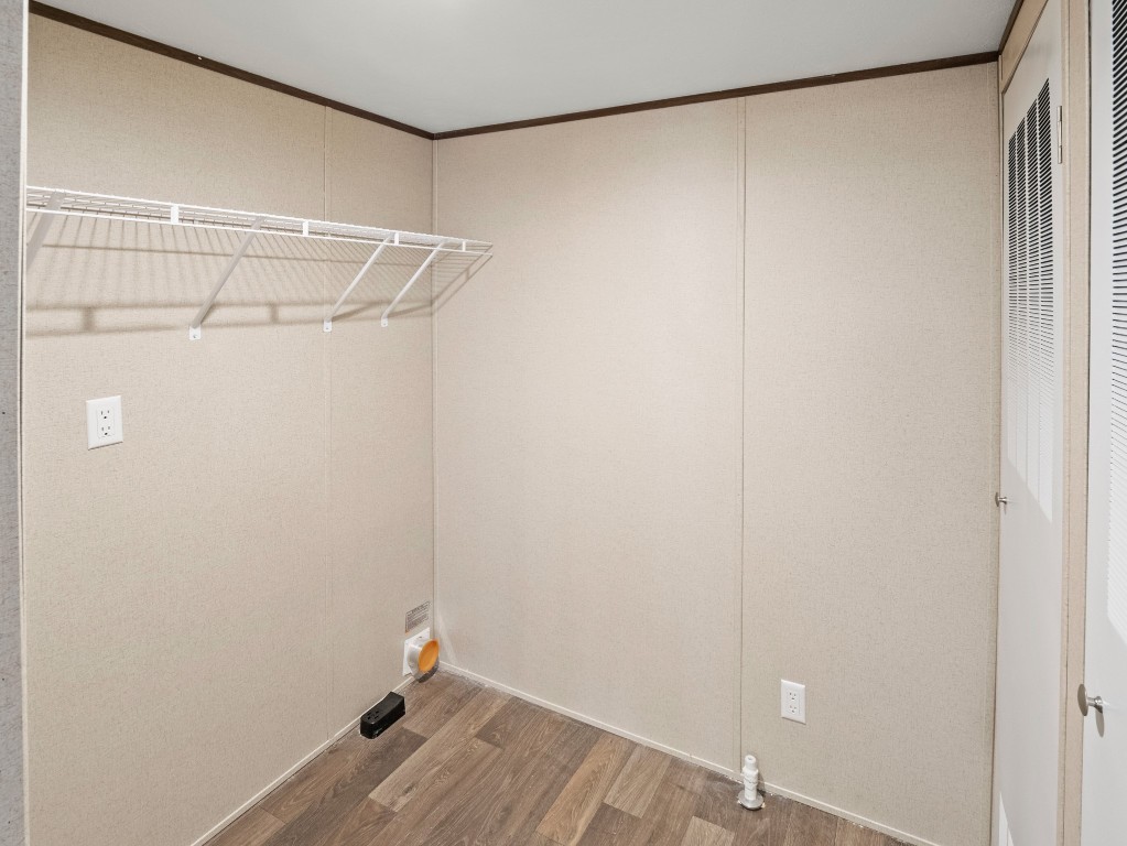 7214 Comstock Cove Lago Vista, TX 78645 - Photo 12 of 20 a room with a shower and a table in it