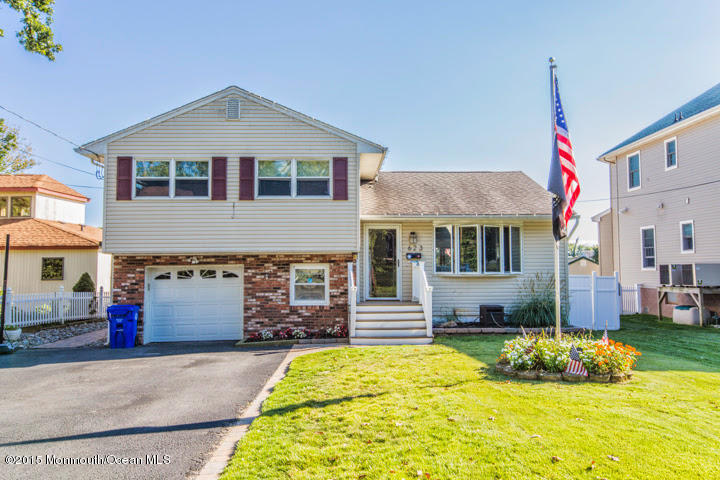 623 Bancroft Road Brick, NJ 08724 - Photo 37 of 91 a front view of a house with a yard