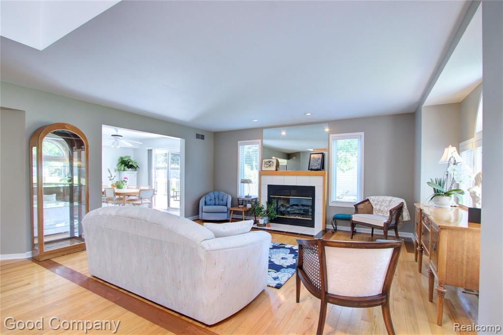 21642 Ruth Street Farmington Hills, MI 48336 - Photo 5 of 51