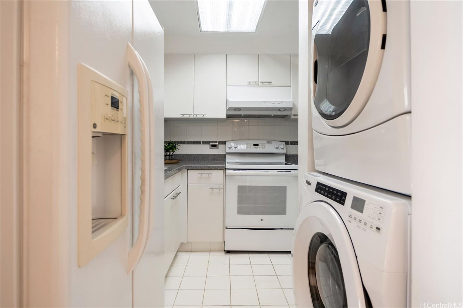 1505 Alexander Street, Unit 206 Honolulu, HI 96822 - Photo 5 of 20 a utility room with dryer and washer