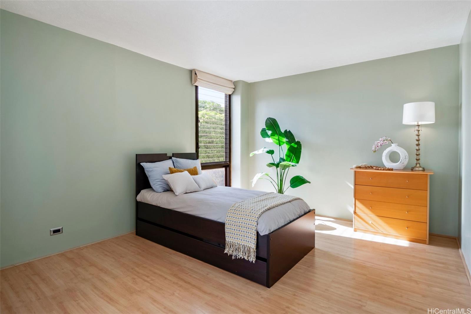 1505 Alexander Street, Unit 206 Honolulu, HI 96822 - Photo 7 of 20 a bedroom with a bed table and a lamp