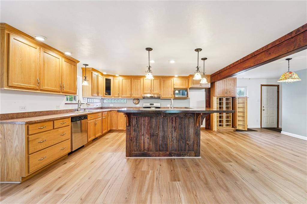 644 Grange Drive Apollo, PA 15613 - Photo 6 of 46 Custom Oak cupboards with adesigner made 6 person 2 level island ( counter height and bar height)
