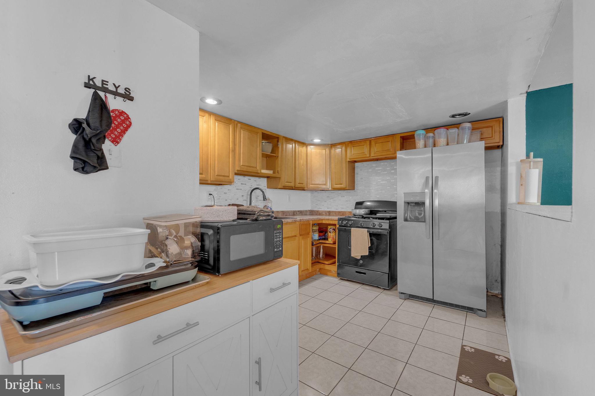 733 Myrtle Avenue Lindenwold, NJ 08021 - Photo 8 of 29 Cozy kitchen with modern appliances.