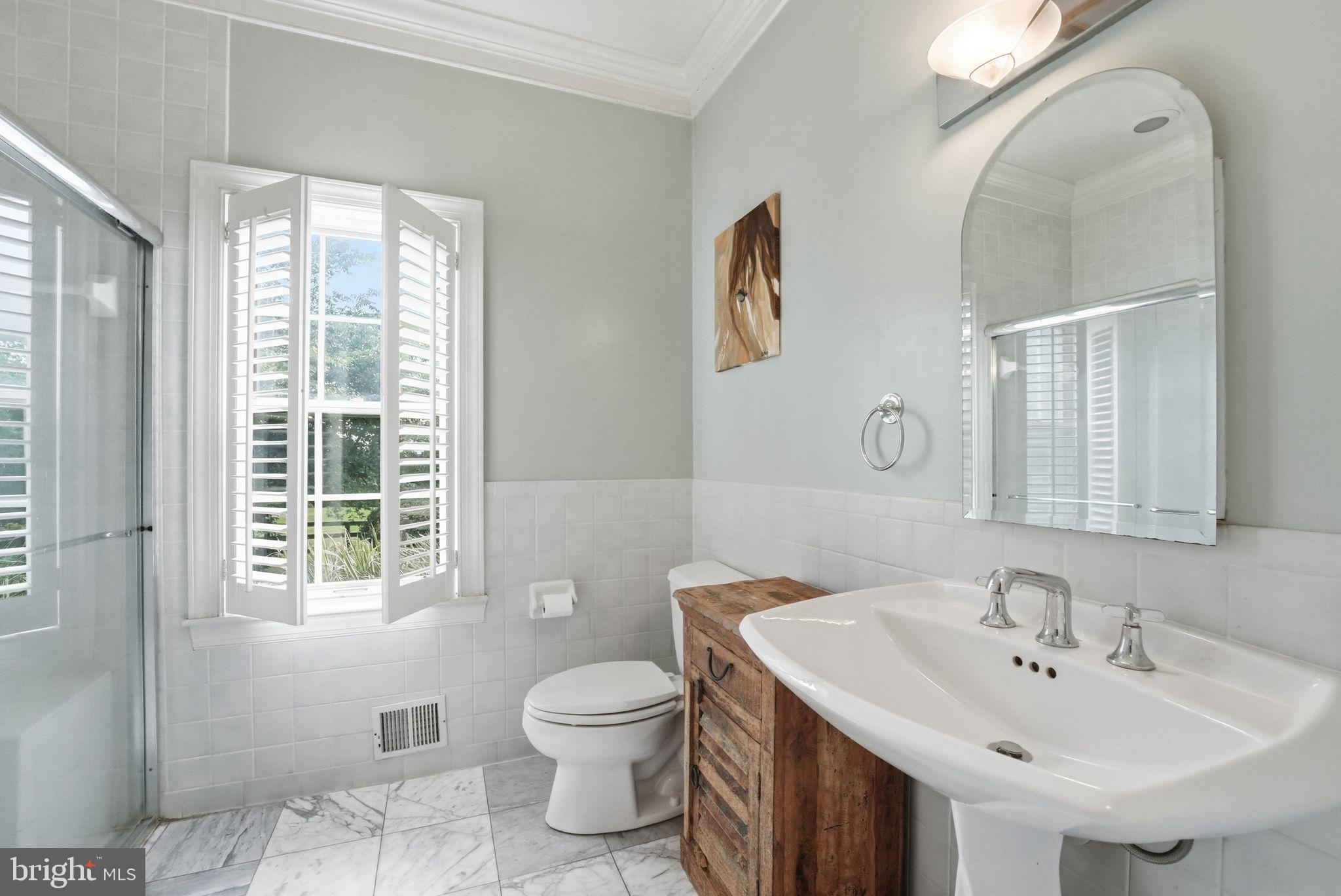7724 Cannonball Gate Road Warrenton, VA 20186 - Photo 33 of 98 Main Level Bathroom