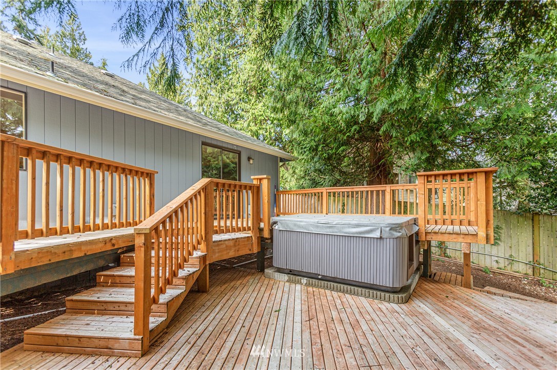 804 Duchess Road Bothell, WA 98012 - Photo 30 of 37 a view of balcony with wooden floor and fence