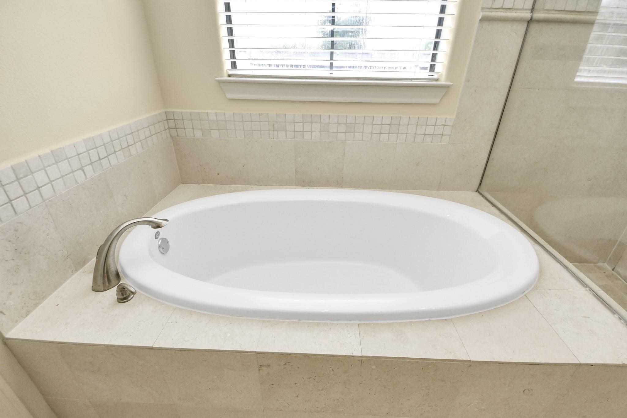 5617 Kiam Street, Unit A Houston, TX 77007 - Photo 31 of 46 a white bath tub sitting in a bathroom