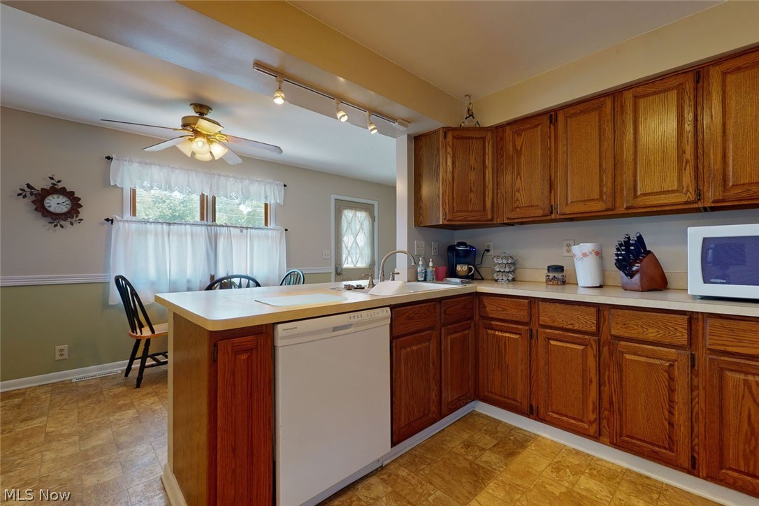 7339 Oakwood Road Parma, OH 44130 - Photo 7 of 28