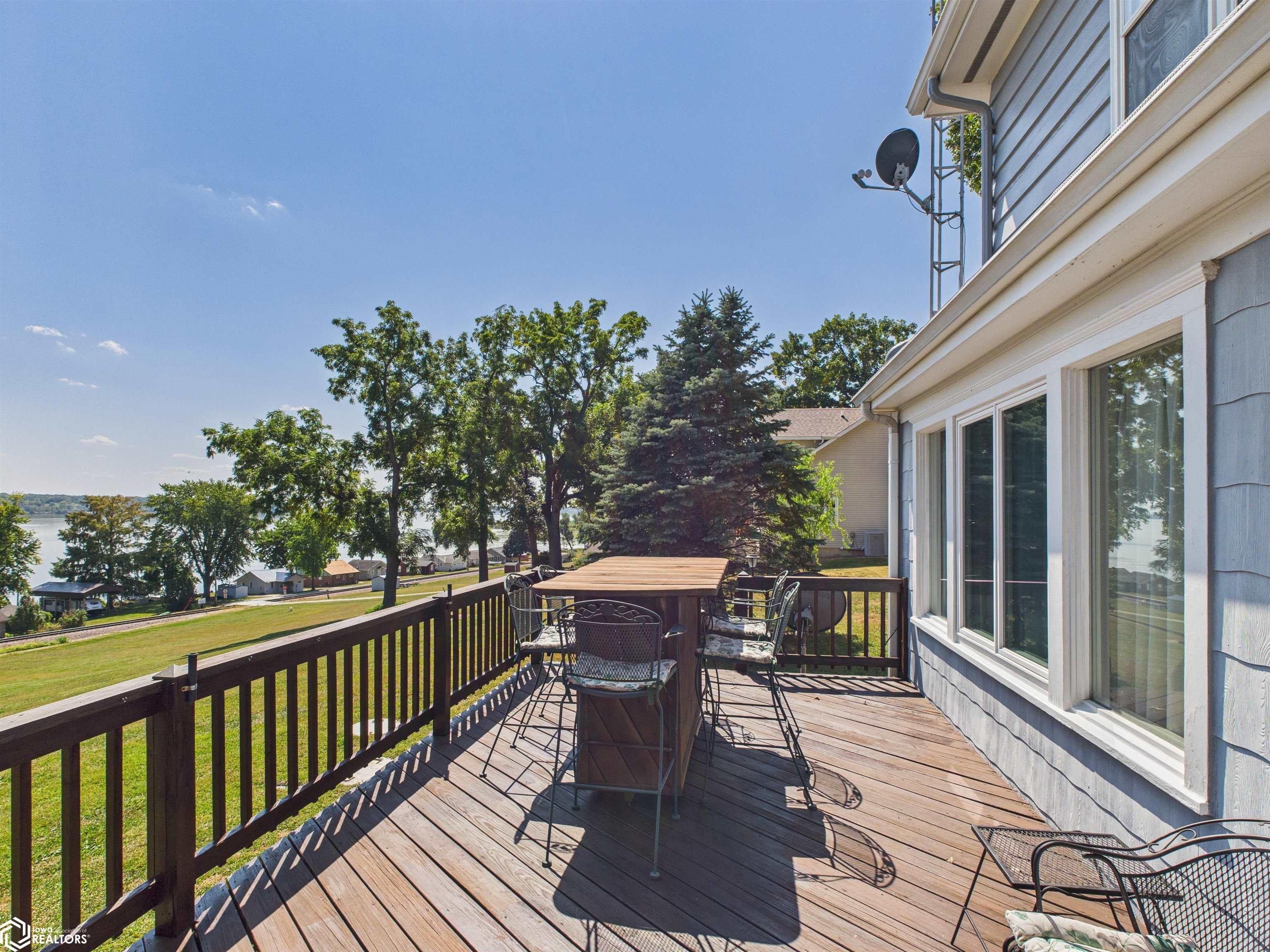 3370 Mississippi River Road Keokuk, IA 52632 - Photo 38 of 70 has access to home, patio and yard