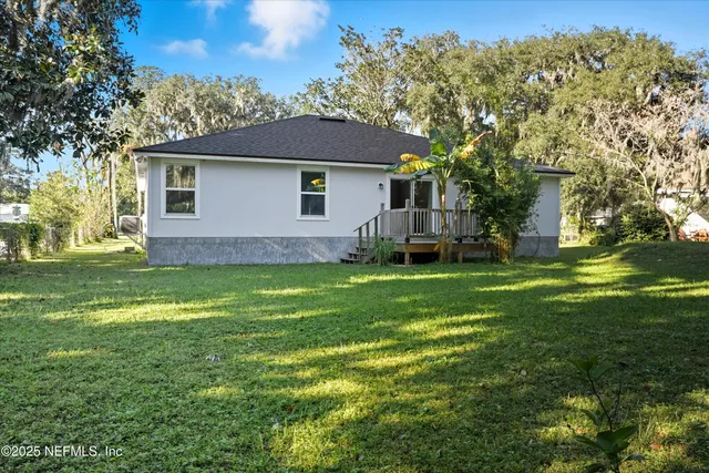 a view of a house with a backyard