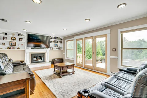 $1,799,000 | 41 Hearthstone Drive, Dix Hills, NY 11746