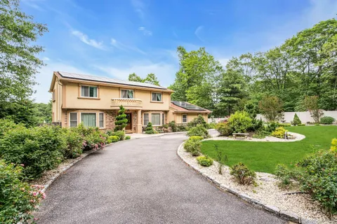 $1,799,000 | 41 Hearthstone Drive, Dix Hills, NY 11746