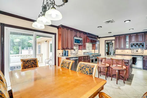 $1,799,000 | 41 Hearthstone Drive, Dix Hills, NY 11746