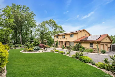 $1,799,000 | 41 Hearthstone Drive, Dix Hills, NY 11746