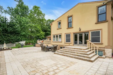 $1,799,000 | 41 Hearthstone Drive, Dix Hills, NY 11746