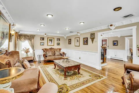 $1,799,000 | 41 Hearthstone Drive, Dix Hills, NY 11746