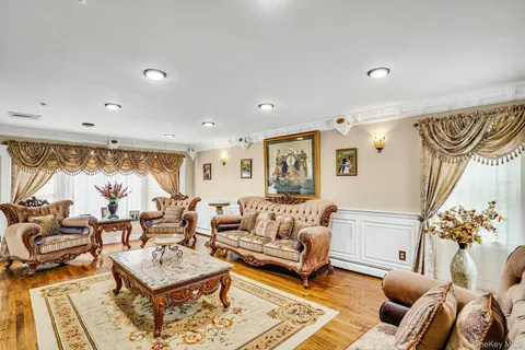 $1,799,000 | 41 Hearthstone Drive, Dix Hills, NY 11746