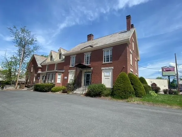 $1,850 | 109 Pleasant Street, Unit 203, Claremont, NH 03743