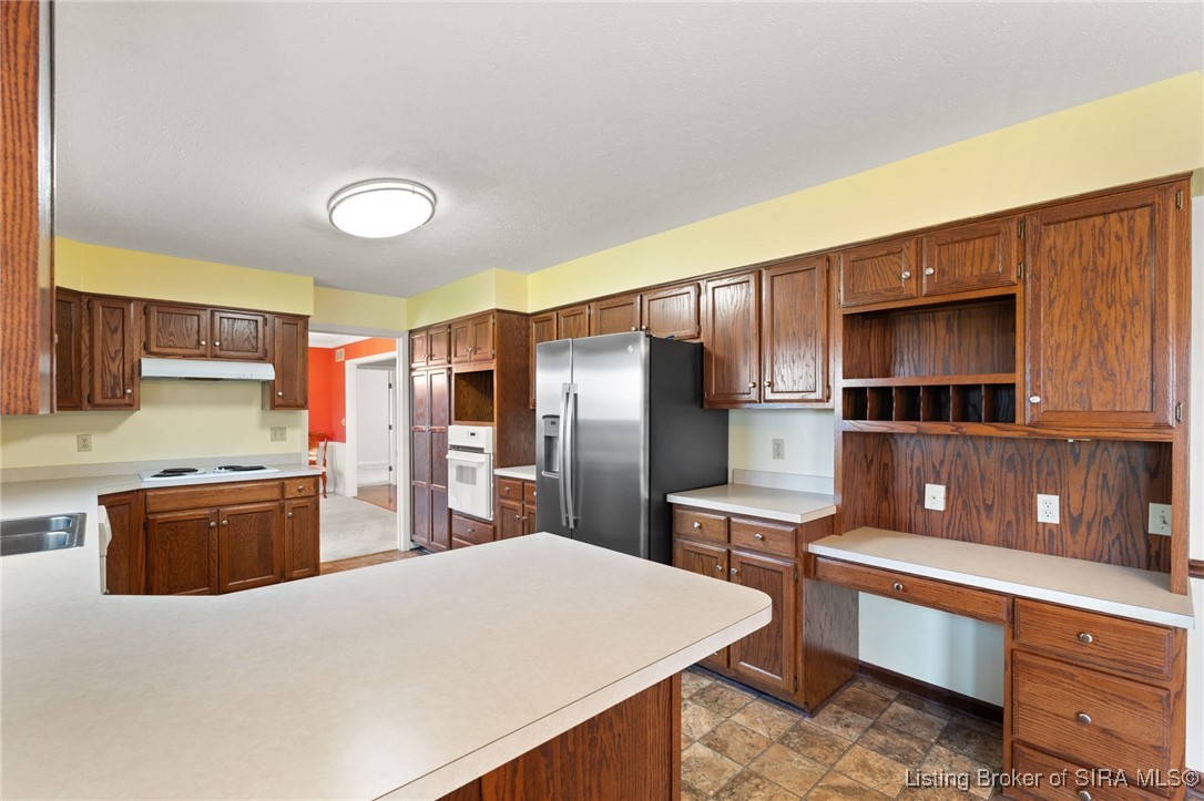470 South Heidelberg Road Southwest Corydon, IN 47112 - Photo 4 of 92 Kitchen w/ breakfast bar, eat-in dining