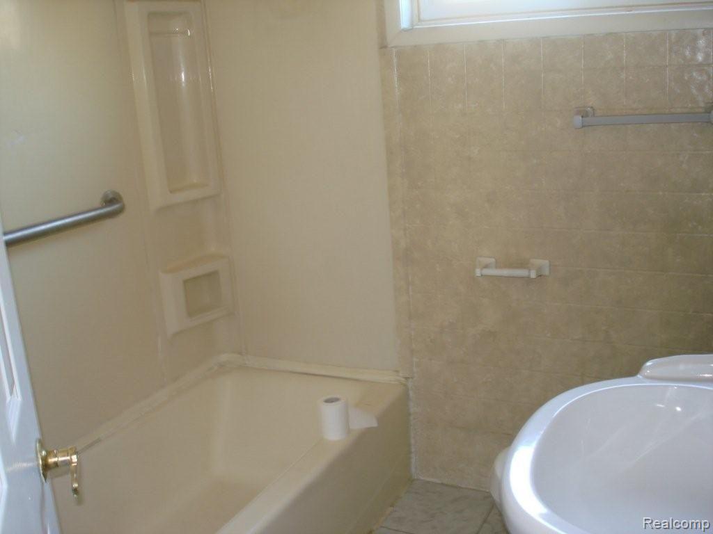 3541 Toepfer Road Warren, MI 48091 - Photo 9 of 12 BATHROOM